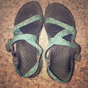 Green and white pattern no toe strap Chacos